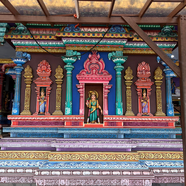 🌈 Vibrant 272 rainbow steps at the Batu Caves in KL 🗻