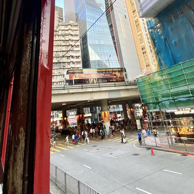 來香港一定要體驗叮叮車！