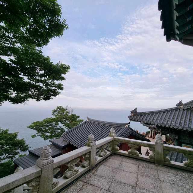 기암괴석 절벽에 위치한 향일암