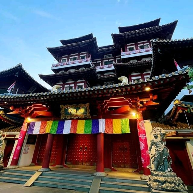 พามาขอพรที่วัดBuddha Tooth Relic Temple