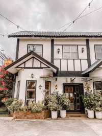 Cafe Hunting | English Cottage Style Cafe by Qidot