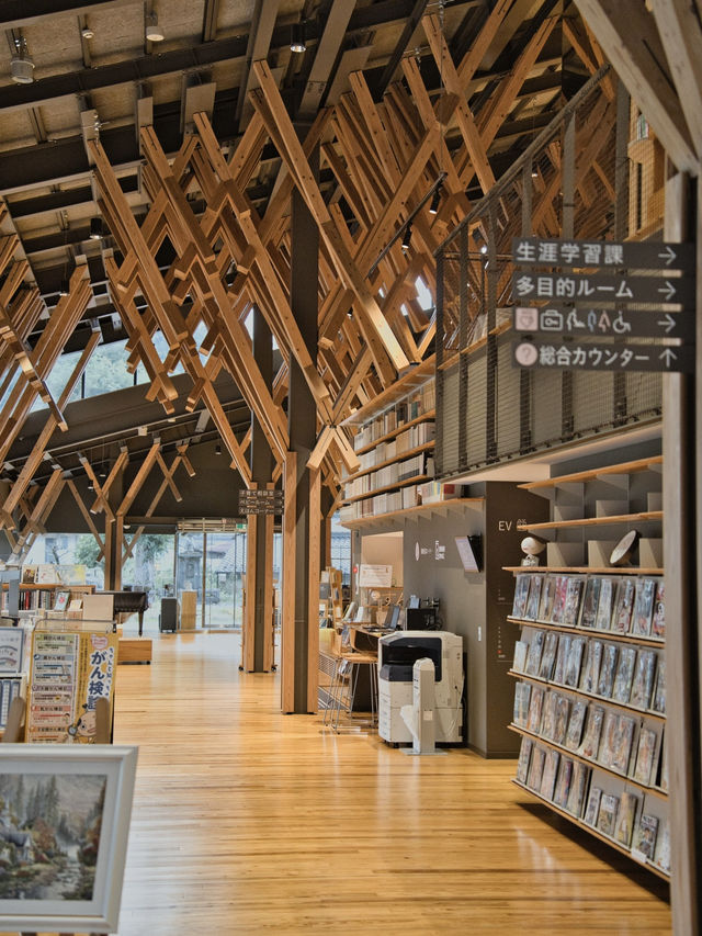 【高知】建築好きの人は行きたい‼️あの隈研吾が設計した図書館を紹介📕