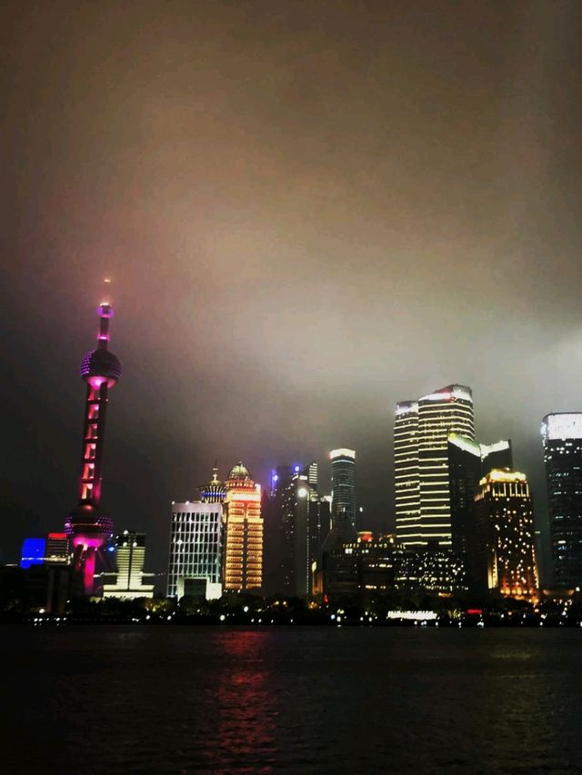 上海黃埔江夜景：燈光璀璨，浪漫氛圍