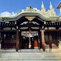 繁華街のど真ん中にある三宮神社。