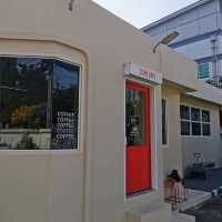 Curb Cafe คาเฟ่ในบ้านสไตล์มินิมอล