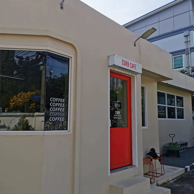 Curb Cafe คาเฟ่ในบ้านสไตล์มินิมอล