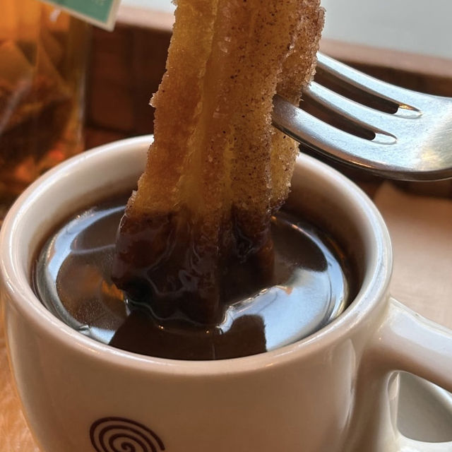 【韓国】あつあつのチョコをつけて食べるチュロスが最高のカフェ