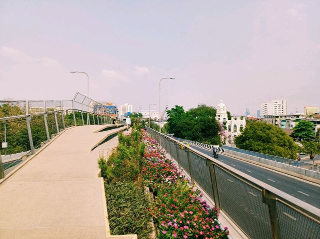 泰國曼谷湄南河畔關帝廟、昭披耶天空公園、佩雲寺、網紅拍照📸餐廳一日遊行程，適合拍照📸打卡