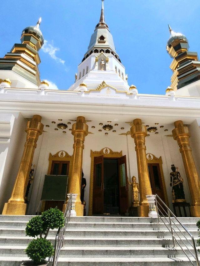 タイらしい煌びやかな寺院 ワットタートトーン