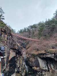 "구절산, 폭포와 흔들바위 속 전설을 걷다 🌊🪶"