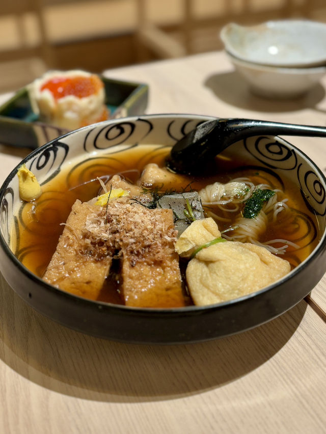 【京都・河原町】旬の海鮮料理と本格炉端焼きを楽しめる「炭と海鮮と串焼きと肴 とっとっと 四条河原町店」