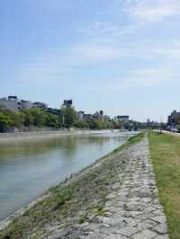 京都｜歷史悠久的鴨川四条大橋 