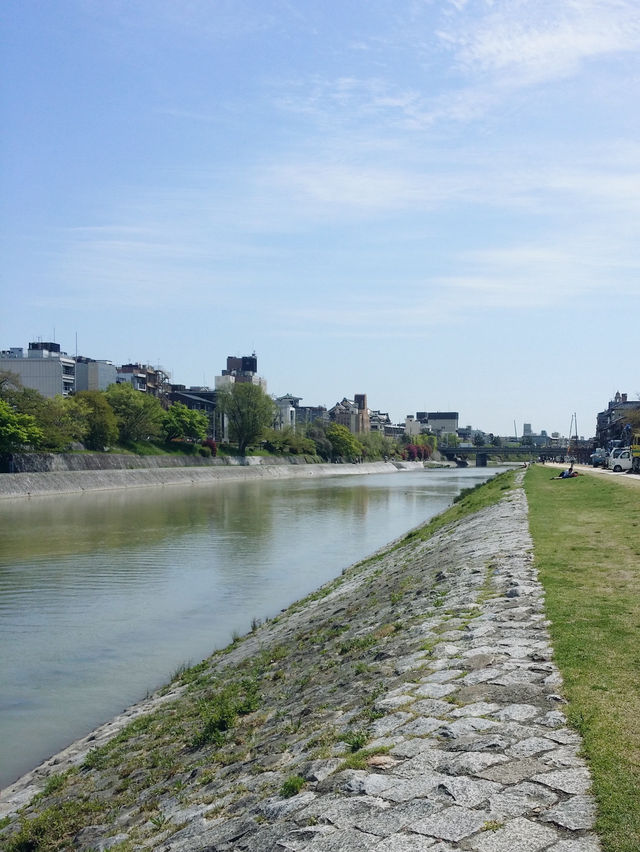 京都｜歷史悠久的鴨川四条大橋 