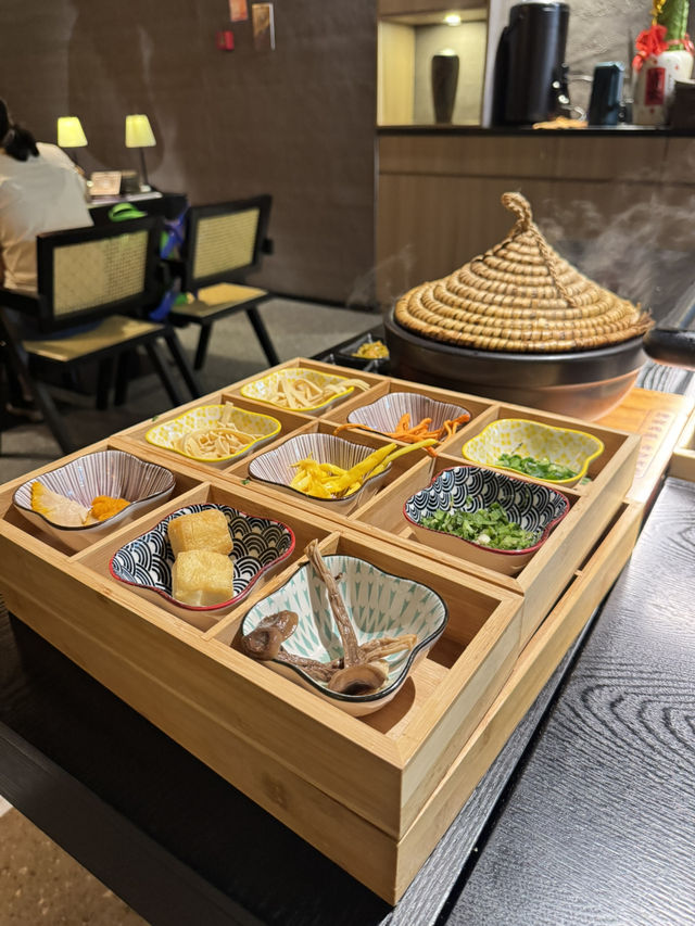 吞雲、吐霧、九宮格：皇帝式進食雲南米線