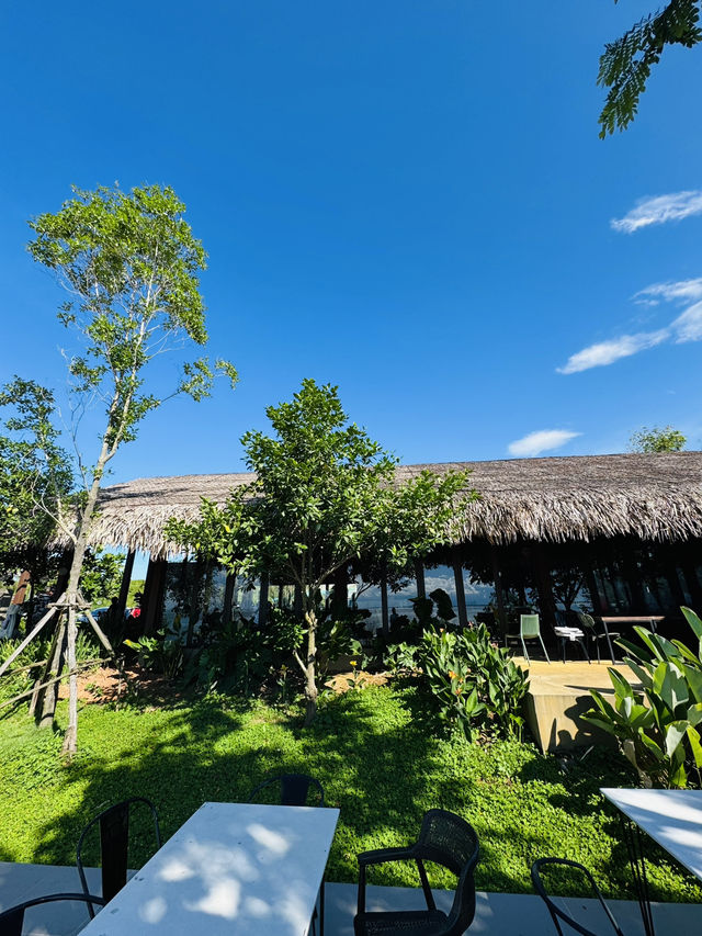 คาเฟ่ลับริมทะเล บรรยากาศโคตรดีที่ “ภูนาเล พัทลุง“