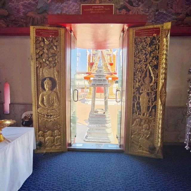 อุโบสถบนเรือสุพรรณหงส์ วัดชลอ