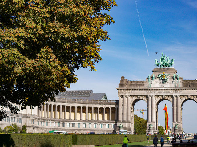 【緑と文化の融合】サンカントネール公園（Parc du Cinquantenaire）🌳🖼️
