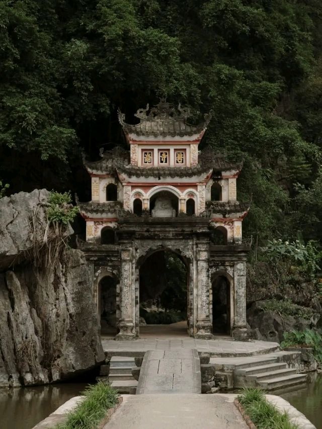 Vietnam – A Captivating Tapestry of Culture, Nature, and Flavor