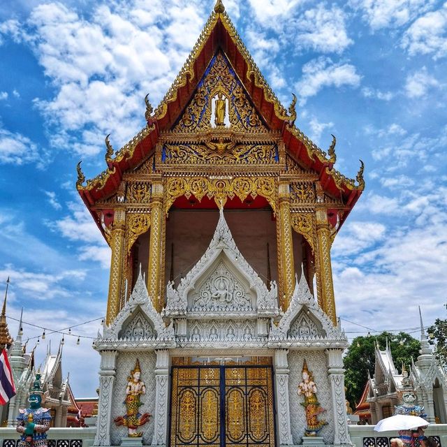 สักการะพระพุทธมงคลศรีสุโขทัย พระเนื้อทองคำ
