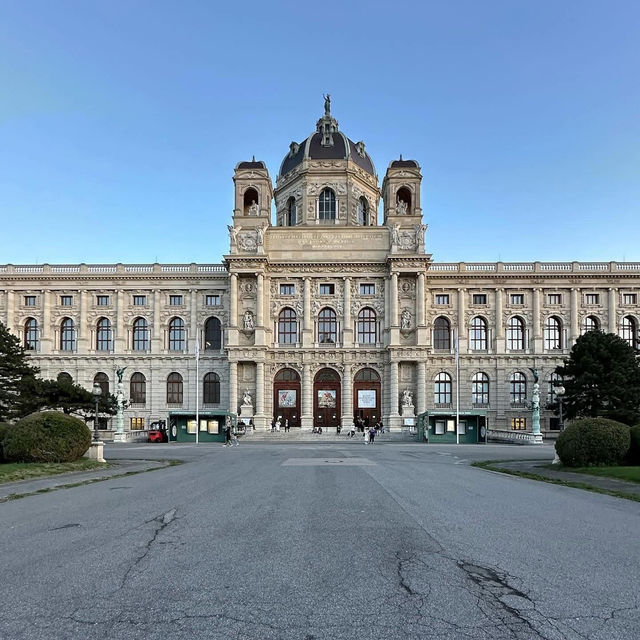 🏛️ *Imperial Grandeur at Maria-Theresien-Platz: Vienna’s Museum Quarter Jewel✨🇦🇹