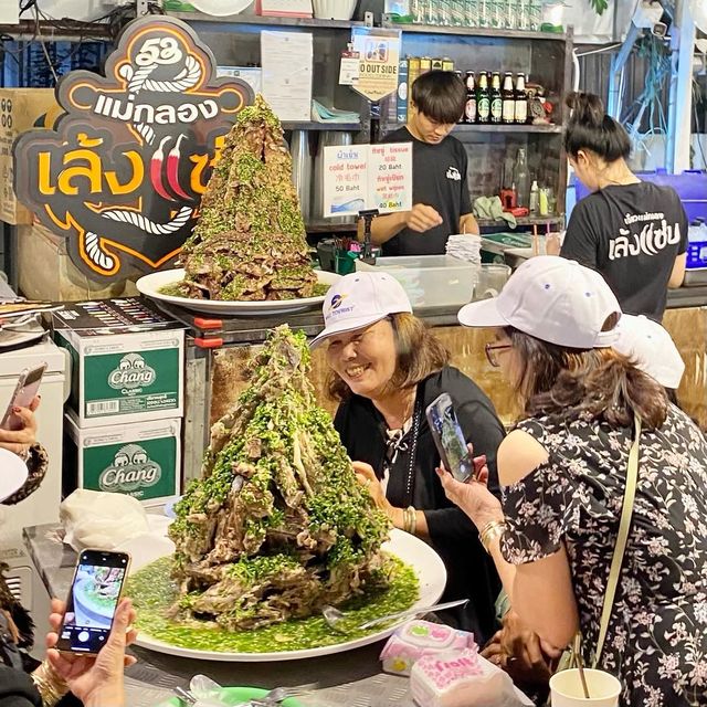 曼谷夜市人氣第一必吃美食：火山排骨
