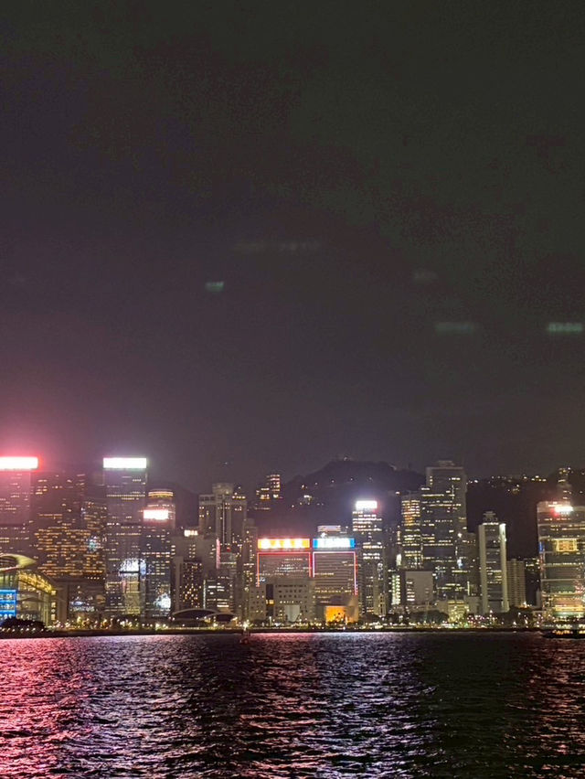 🚢 維多利亞港：在海風中，與香港心跳共振的夜