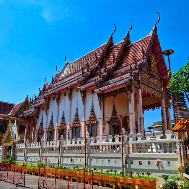 ไหว้พระและสักการะหลวงพ่อนรงค์แห่งวัดมะเกลือ