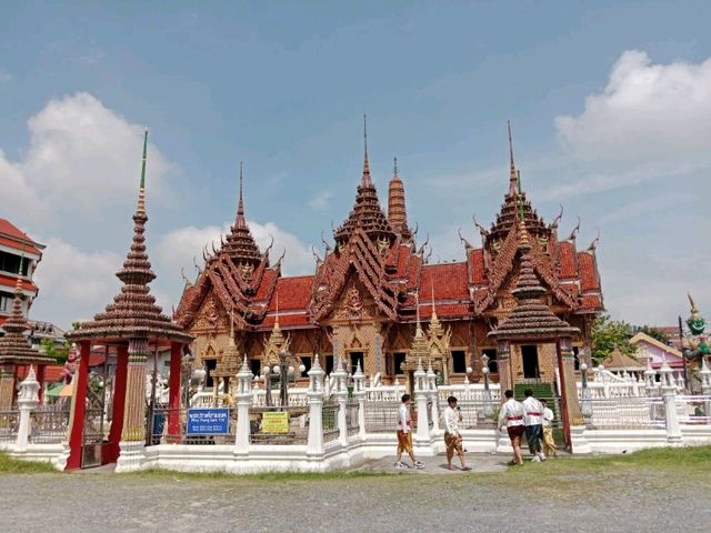 ชมความงามของพระปรางค์สามยอดที่หาดใหญ่ จังหวัดสงขลา