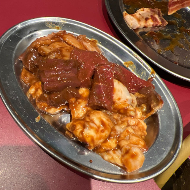 🔥沖繩燒肉初體驗｜琉球パラダイス：重口系拉麵搭配啤酒燒肉，觀光客友善的一站式晚餐選擇！
