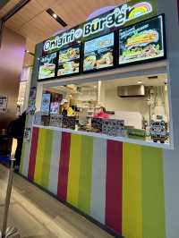 【大阪・関西空港】寿司職人が手がける、ワンハンドの“和”バーガー「Onigiri Burger 関西国際空港本店」