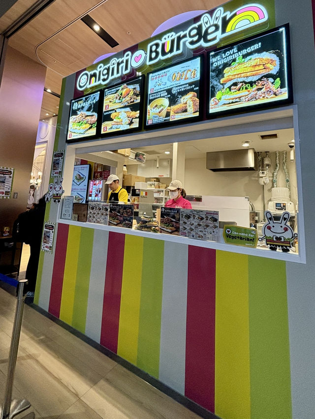 【大阪・関西空港】寿司職人が手がける、ワンハンドの“和”バーガー「Onigiri Burger 関西国際空港本店」