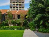 Strolling around the colonial buildings of Raffles Hotel