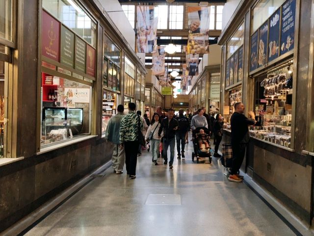 维多利亚女王市场：墨尔本百年历史地标，美食与文化的狂欢地
