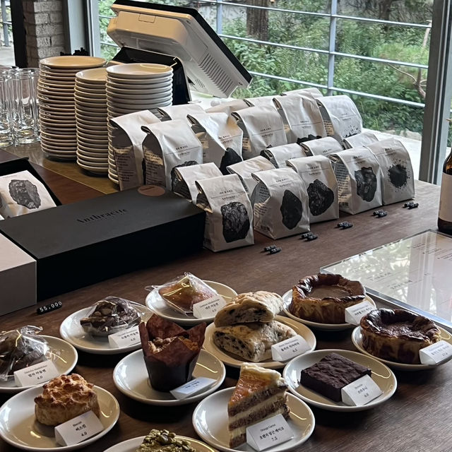 Industrial Soul Meets Slow Coffee – My Visit to Anthracite Seogyo, Seoul