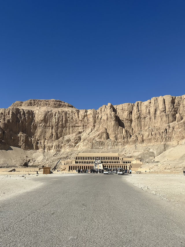 Terraces Of Defiance: A Queen’s Geometry Against the Gods
