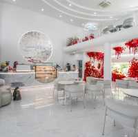   คาเฟ่างแสนกับธีม The Red Flower ตกแต่งด้วยดอกไม้