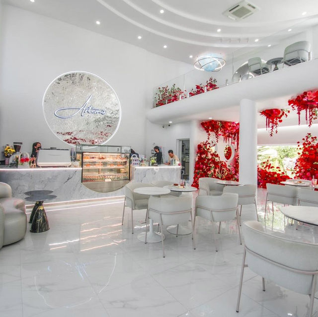   คาเฟ่างแสนกับธีม The Red Flower ตกแต่งด้วยดอกไม้