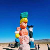 Seven Magic Mountains, 네바다 사막 한가운데 피어난 팝아트 기적