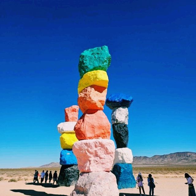 Seven Magic Mountains, 네바다 사막 한가운데 피어난 팝아트 기적