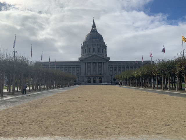 舊金山市政廳｜金頂圓頂建築的政治與藝術殿堂 🏛️