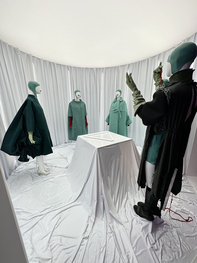 Maison Margiela「Cinema Inferno」｜アート×ファッション×劇場の異次元体験