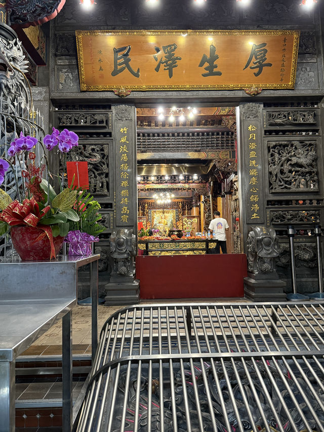 在台中北屯,靜靜座落著一方清幽的聖境──松竹寺,主祀「水流觀音」。寺廟因地勢依水而建,取其「水流不息、慈悲不絕」之意,寓意觀音大士的救苦慈航,永續不斷。  步入山門,松柏環繞,竹影搖曳,襯托著廟宇的古 在台中北屯,靜靜座落著一方清幽的聖境──松竹寺,主祀「水流觀音」。寺廟因地勢依水而建,取其「水流不息、慈悲不絕」之意,寓意觀音大士的救苦慈航,永續不斷。  步入山門,松柏環繞,竹影搖曳,襯托著廟宇的古