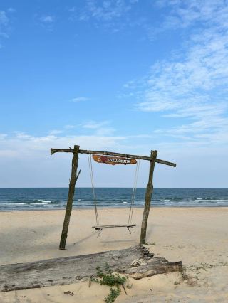 🏝️ La Villa by Holiday Villa Cherating – Private Pool Villa Experience 🏝️

✨ There are only 13 villas here, each representing one of Malaysia's 13 states. All come with a private pool (1.1m deep with filtration system), giving you a sense of privacy!

✨ We stayed in the Penang Villa. The environment was quiet and the villa was spacious enough to accommodate an extra bed without feeling crowded. It also came with two bathrooms and a spacious living room. It was clean and comfortable overall, perfect for families.

✨ Upon arrival, the hotel manager and assistant manager personally greeted us and provided local snacks and fruit. They were so warm and attentive~ 🥭🥰

✨ The breakfast options weren't extensive, but it was more than enough to fill us up. We also tried the hotel's seafood hotpot set, which was generous and reasonably priced. Members get an additional 10% discount.

✨ The resort is right by the sea, with the beach just steps away. There are also three different pools (a children's pool, an infinity pool, and a water play pool), and staff are on hand to ensure the safety of children, so parents can rest assured and enjoy their vacation.
✨ The most surprising thing was that the hotel even prepared a complimentary cake and room decoration for my birthday, which was a truly ceremonial experience. 🎂🎉

💡 Overall Rating: 8/10
✅ Friendly service and comfortable environment
✅ Family-friendly and safe
⚠️ The beach chairs are a bit worn, and the beach could be improved.

But overall, this is a truly family-friendly resort for a relaxing vacation! My little one is already clamoring to come back 😂

#lavilla #holidayvilla #cherating #benakajes #benakajesworldtravel #malaysia