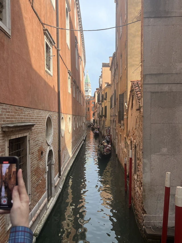 좁은 골목과 작은 운하가 만들어낸 로맨틱한 도시