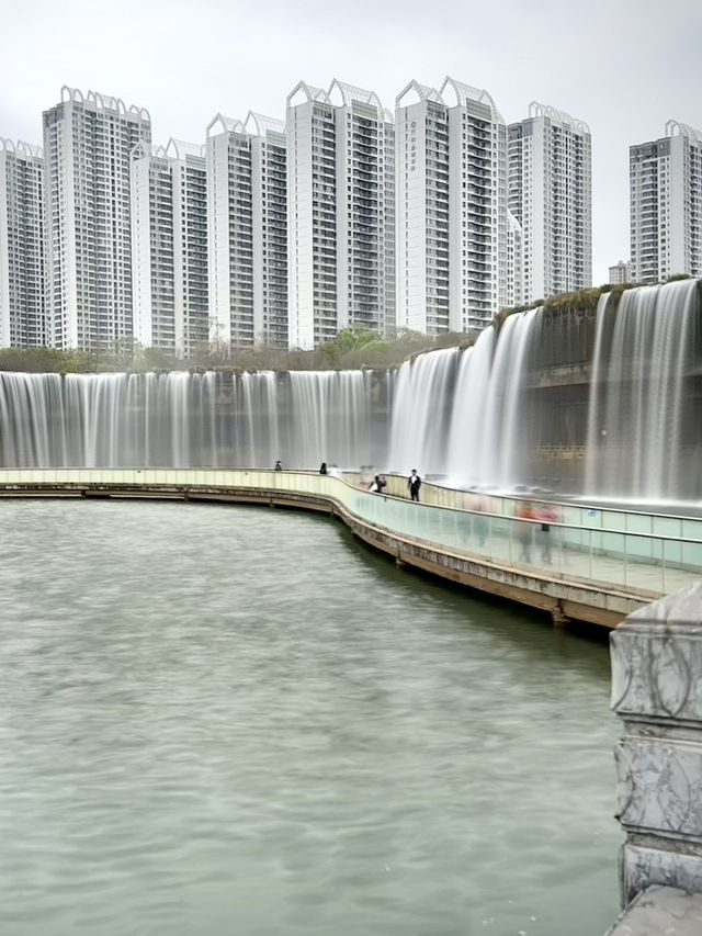 พี่จีนทำถึง! 🌊 น้ำตกเทียมในสวนขนาดใหญ่ 