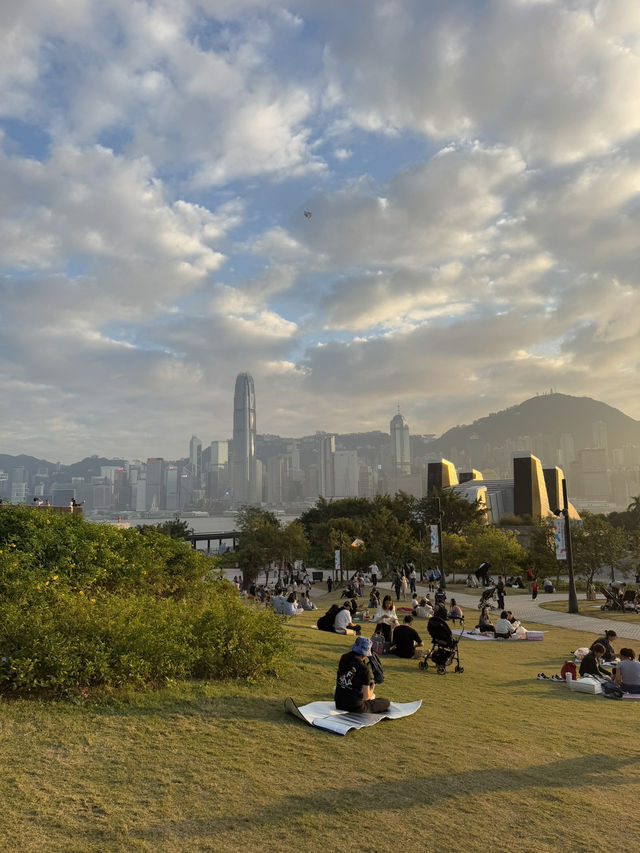 🌅 M+: จุดชมพระอาทิตย์ตกที่ปังที่สุดใน West Kowloo 🌅 M+: จุดชมพระอาทิตย์ตกที่ปังที่สุดใน West Kowloo