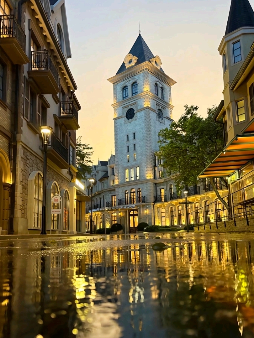 Who would believe that Southern China has a hidden European-style corner like this...
Warm-toned European-style buildings, small streets by the lake,
and quiet cafes where you can sip coffee and feel like you're abroad.

📍 This place is
Guangzhou · Zhonglv Anaya · Jiulong Lake Ecological Resort
A small town that makes your social media friends think you've "flown abroad again." Daytime photos are stunning, evening light is even softer,
and at night, the lights make it incredibly romantic.

🏛 What's the atmosphere like?
· Rows of European-style buildings like a vacation town
· Beautiful hotels that feel like staying in a castle
· Cafes and restaurants, perfectly balanced
· Relaxing walks around the lake
It's not a big place, but "every corner is photogenic."

If you're looking for:
✨ A foreign vibe
✨ Peacefulness
✨ Romance
✨ No need to fly
This is the answer.

🚗 How to get there:
✔ Driving is the most convenient
✔ Take Metro Line 14 to Xinhe Station, then a 15-minute ride

💛 Who is this trip for?
· European-style photo enthusiasts
· Couples
· Those seeking a quiet retreat
· Cafe lovers