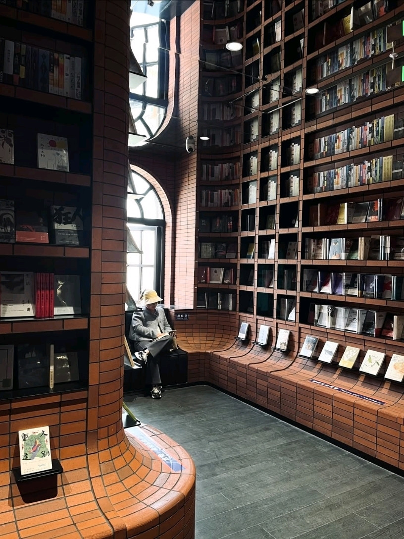 本が織りなす無限の回廊——中書閣（Zhongshuge）完全ガイド | Trip.com 上海