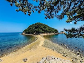 日本の香川県で、潮の満ち引き​​の間に現れるロマンチックな海辺の小道 | #エンジェルズウォーク