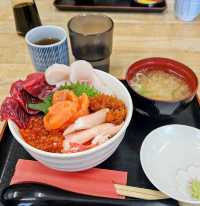 北海道小樽「鱗友朝市」海鮮攻略 🦀 超高 CP 值朝市食堂魚生飯＋三大名蟹（長腳蟹/毛蟹/花咲蟹）實測避坑指南！